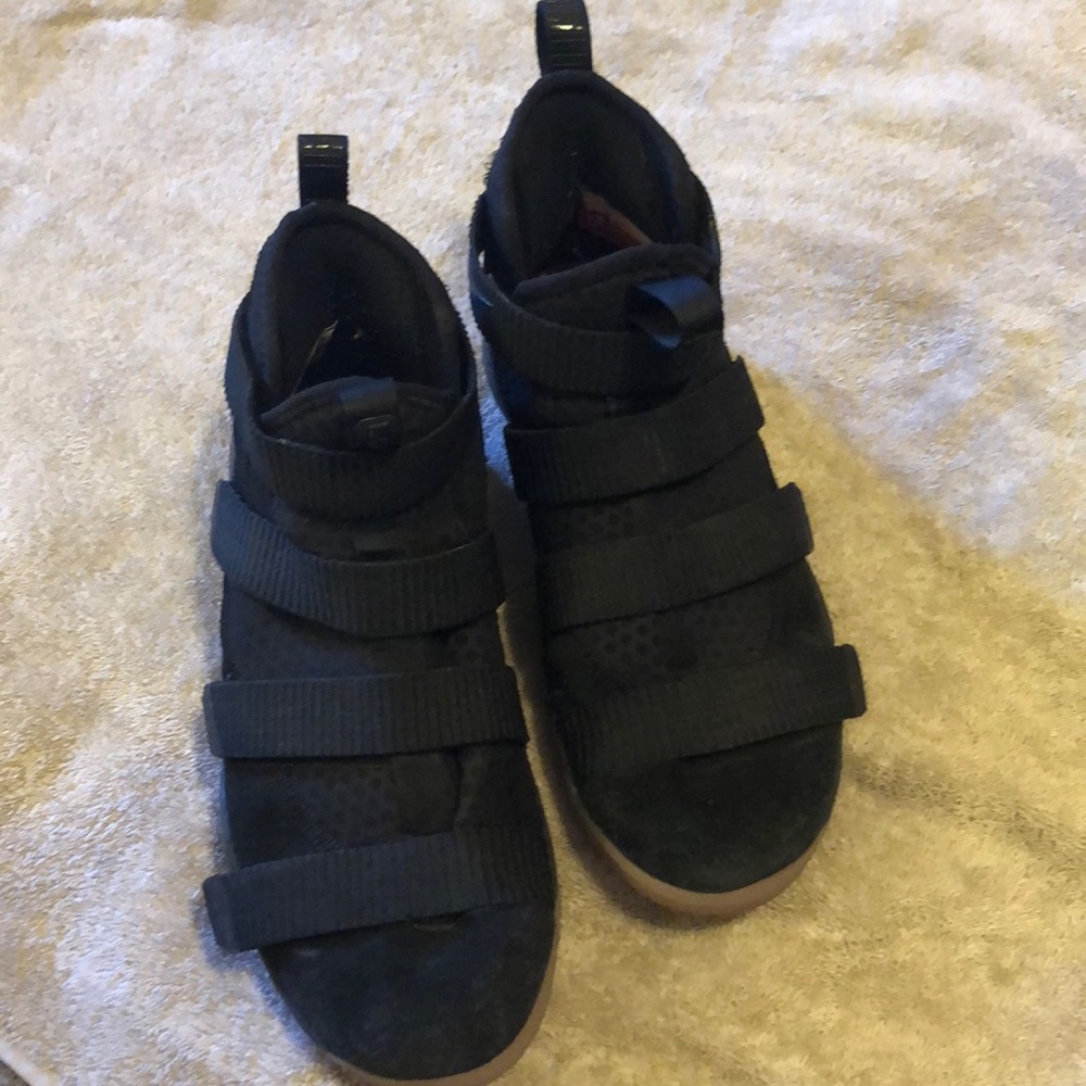 Nike Lebron Soldiers  basketball shoes youth